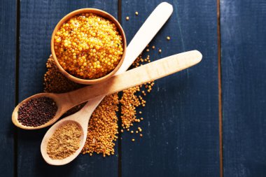 Hardal rengi ahşap arka plan üzerinde farklı türde kompozisyon