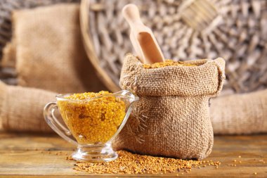 Çanta ve sos sos-tekne ahşap zemin üzerine hardal tohumu