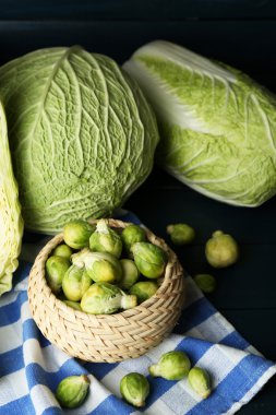 ahşap zemin üzerinde ürün yelpazesine lahana ile natürmort