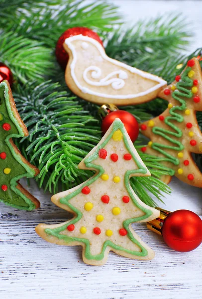 Peperkoek cookies met Kerstdecoratie op kleur houten tafel achtergrond — Stockfoto