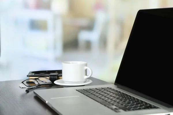 Modern laptop på bord, på ljus bakgrund — Stockfoto