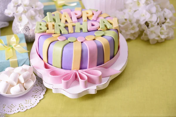 Delicioso pastel de cumpleaños en primer plano de la mesa — Foto de Stock