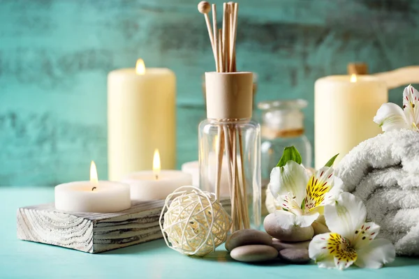 Ahşap arka planda spa tedavisinin bileşimi