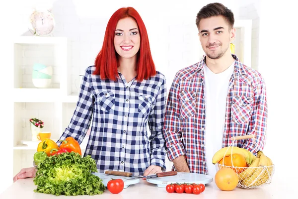 Casal feliz cozinhar juntos na cozinha — Fotografia de Stock