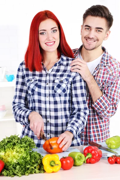 Boldog pár vágott zöldségeket, a konyha — Stock Fotó