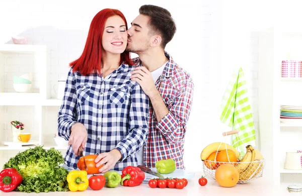 mutlu çift mutfakta sebze kesme