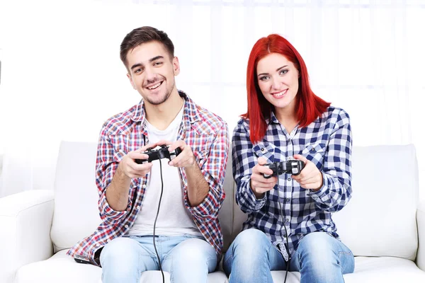 Pareja jugando videojuegos en casa —  Fotos de Stock