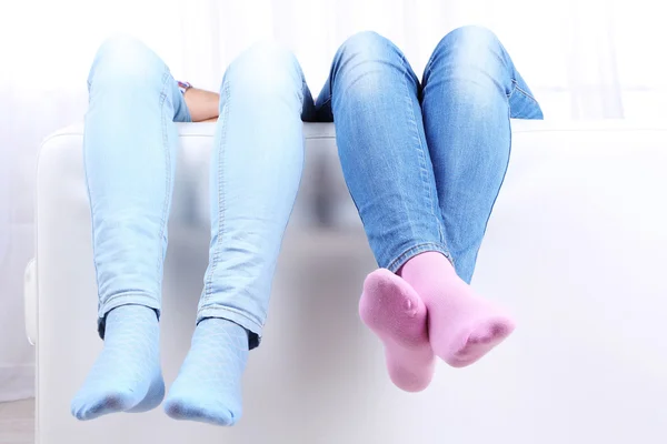 Gambe maschili e femminili sul divano primo piano — Foto Stock
