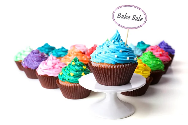 Deliziosi cupcake con iscrizione isolata su bianco — Foto Stock