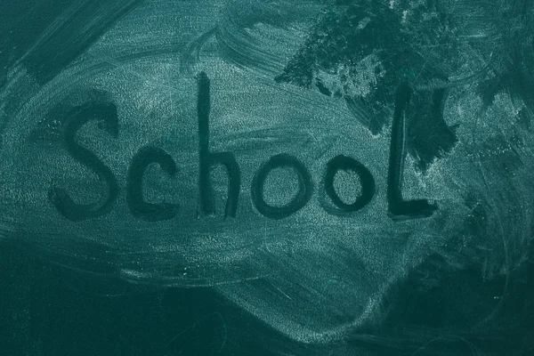 The word school written on blackboard close-up — Stock Photo, Image