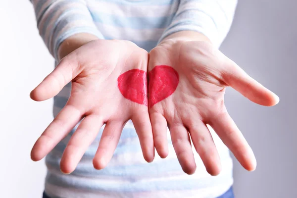 Dessin du hart sur les mains féminines gros plan — Photo