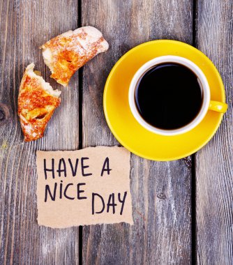 Kahve, taze kruvasan ve ahşap arka plan kartında kağıt kompozisyon