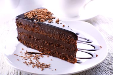 Nefis çikolatalı kek tabakta, açık arkaplanda.