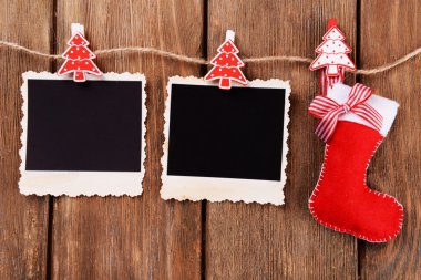 Boş resim çerçeveleri ve Noel dekor ahşap arka plan üzerinde ip üzerinde