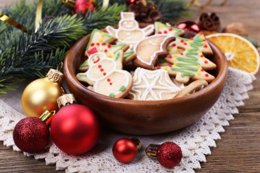 Gingerbread çerezleri Noel dekorasyonu ahşap masa arka plan üzerinde kase
