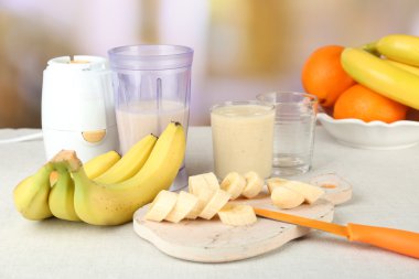 Parlak zemin üzerine ahşap masa üzerinde kesme tahtası üzerinde muz dilimlenmiş