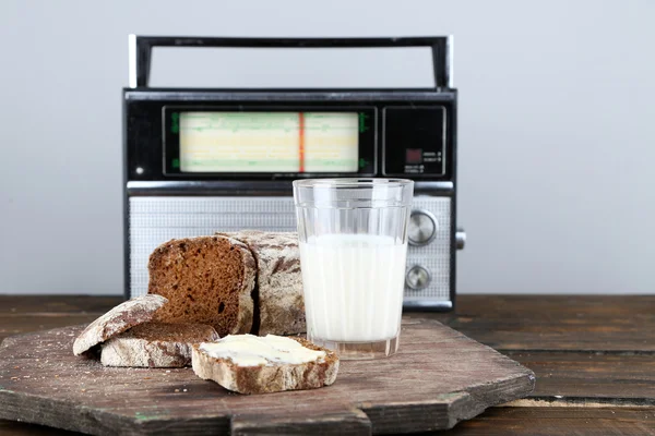 Ψωμί σίκαλης και ποτήρι γάλα και ραδιόφωνο — Φωτογραφία Αρχείου