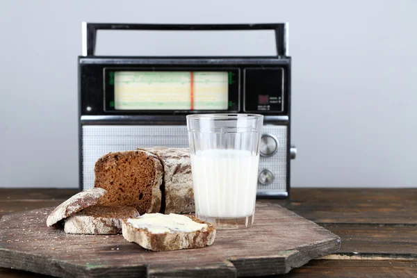 Pain de seigle et verre de lait et de radio — Photo