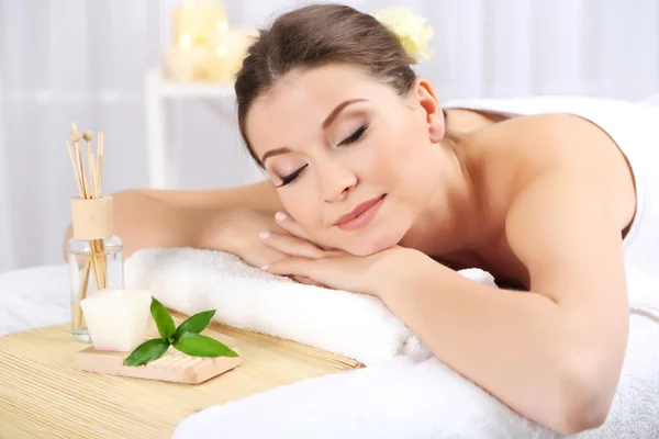 Mulher bonita ter relaxar no salão de spa — Fotografia de Stock