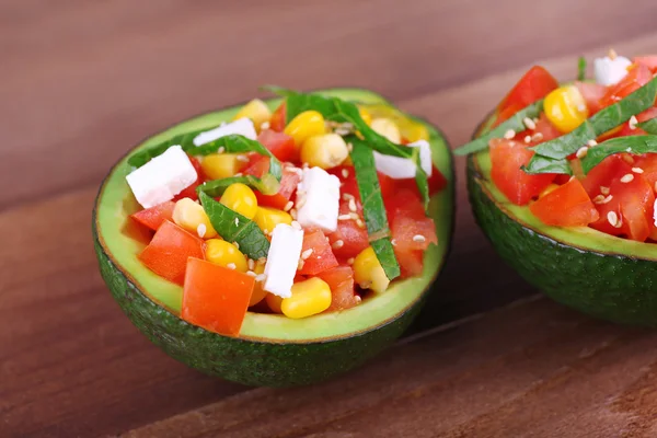 Salada saborosa em abacate em close-up de mesa — Fotografia de Stock