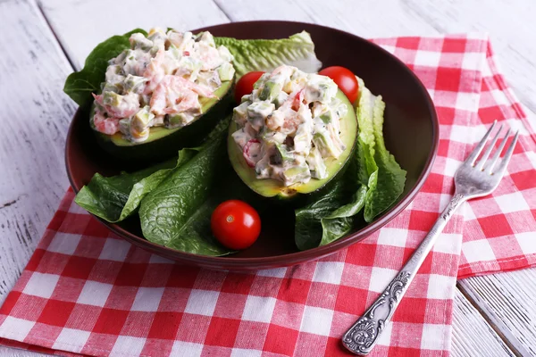 Salada saborosa em abacate na mesa de prato close-up — Fotografia de Stock