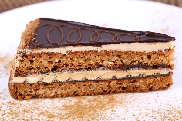 Смачний шоколадний торт на тарілці крупним планом — стокове фото