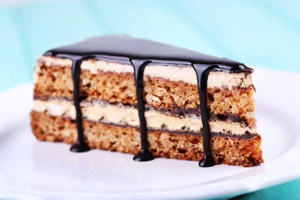 Delicioso bolo de chocolate no prato na mesa close-up — Fotografia de Stock