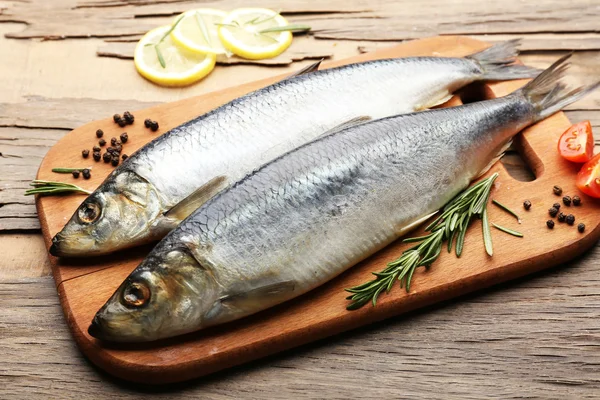 Świeże, surowe ryby i składników żywności na stole — Zdjęcie stockowe