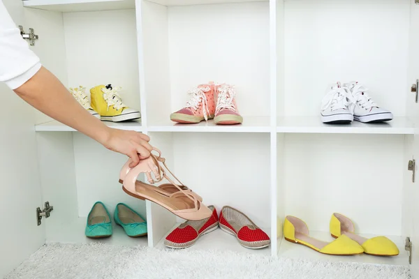 Kolekcja butów na półkach — Zdjęcie stockowe