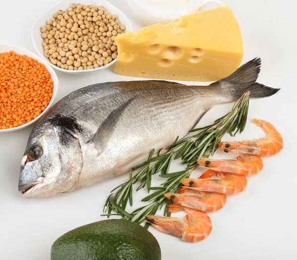 Alimentos ricos em proteínas isoladas em branco — Fotografia de Stock