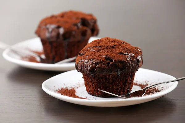 Mumsig choklad cupcake på bord — Stockfoto