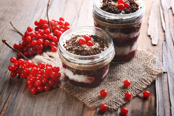 Delicioso postre en frascos en primer plano de la mesa —  Fotos de Stock