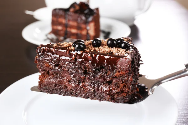맛 있는 초콜릿 케이크 테이블에 봉사 클로즈업 — 스톡 사진