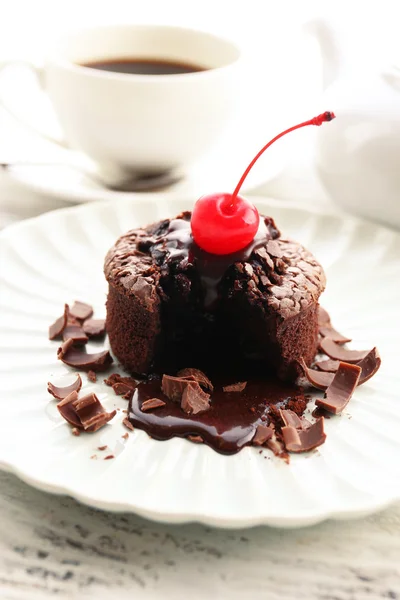 Hot chocolate pudding with fondant centre on plate, close-up — Stock Photo, Image