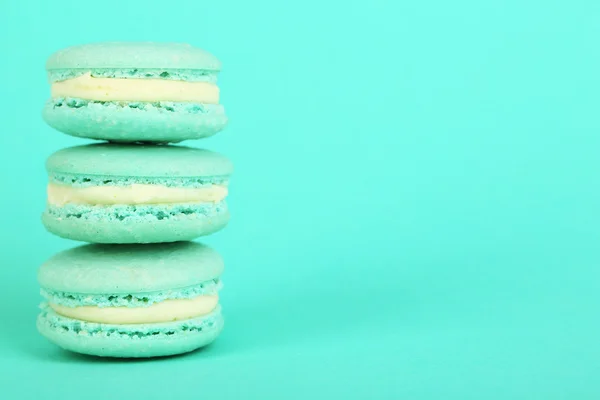 Gentle colorful macaroons on color background — Stock Photo, Image