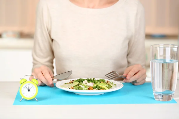 Fille et nourriture diététique à table close-up — Photo
