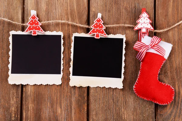 Marcos de fotos en blanco y decoración de Navidad en cuerda, sobre fondo de madera — Foto de Stock