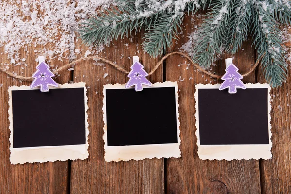 空白的相框和圣诞装饰与雪杉树上木桌背景 — 图库照片