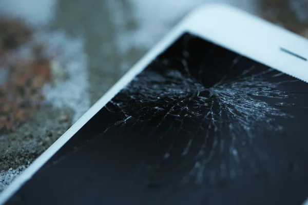 Broken iPhone outdoors — Stock Photo, Image