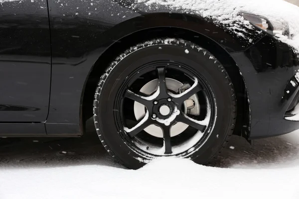 Auto mit Schnee bedeckt — Stockfoto