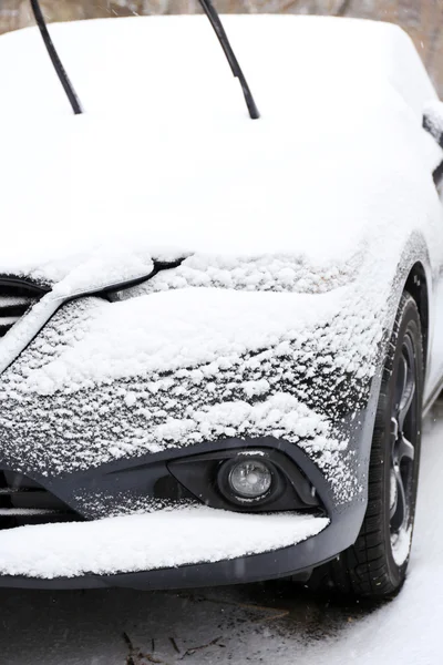 Auto bedekt met sneeuw — Stockfoto