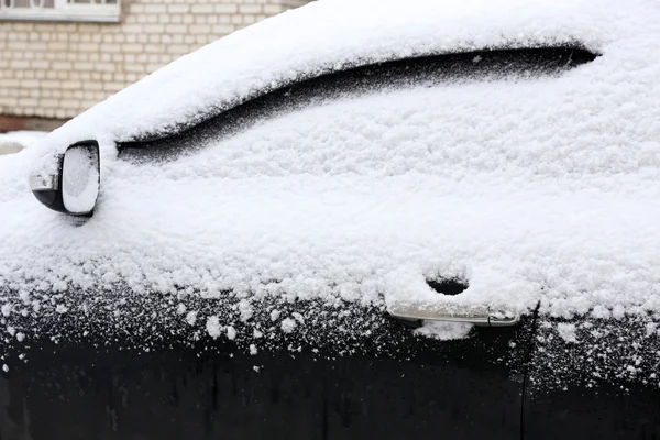 Samochód pokryty śniegiem — Zdjęcie stockowe