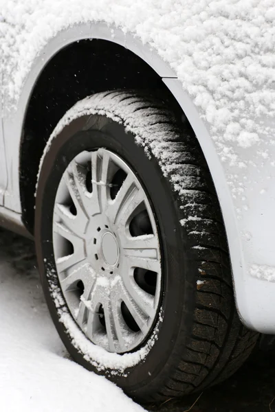 Pneu de carros na neve — Fotografia de Stock