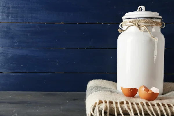 Milk can with eggs — Stock Photo, Image