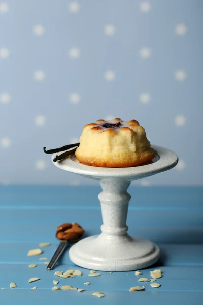 Delicioso pastel de queso en la mesa, sobre fondo de color — Foto de Stock