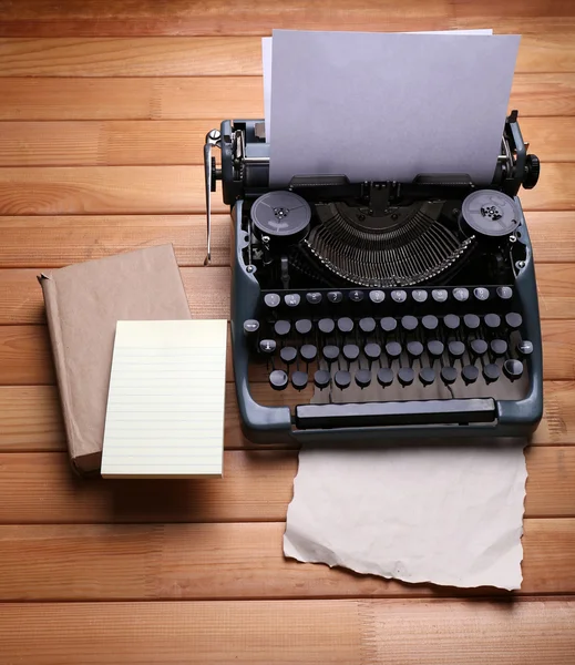 Antieke Typewriter. Vintage Typewriter Machine op houten tafel — Stockfoto