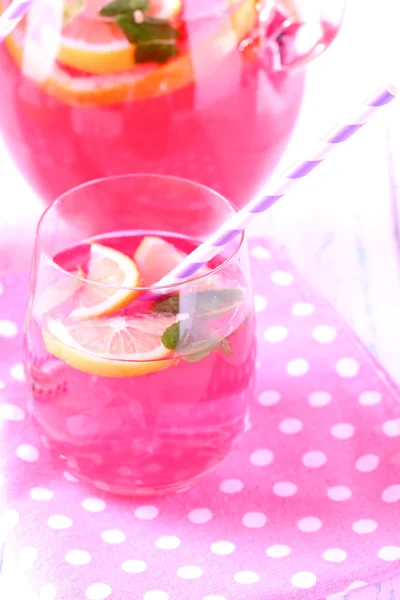 Rosa lemonad i glas på bordet närbild — Stockfoto