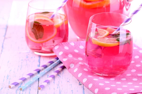 Roze limonade in bril op tabel close-up — Stockfoto