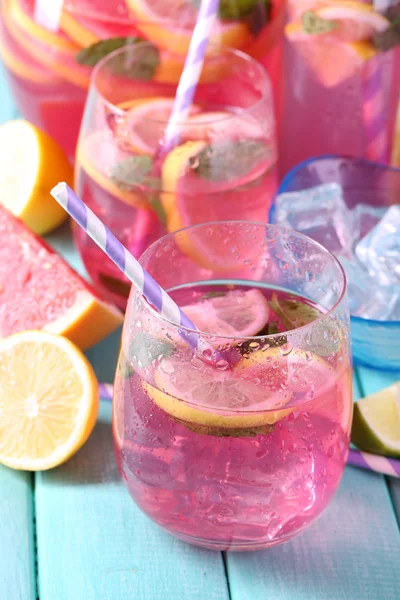 Limonada rosa em óculos na mesa close-up — Fotografia de Stock