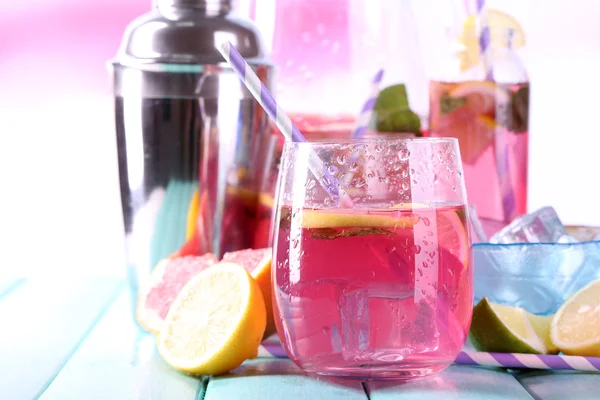 Roze limonade in glazen en werper op tabel close-up — Stockfoto